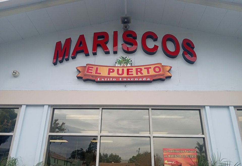Mariscos El Puerto restaurant exterior in Chino.